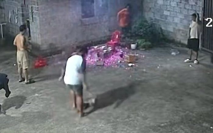 Nướng thịt trên sân xi măng, cả gia đình tháo chạy vì sự việc sau đó