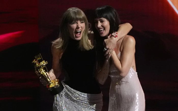 Taylor Swift bí mật mừng sinh nhật Dakota Johnson