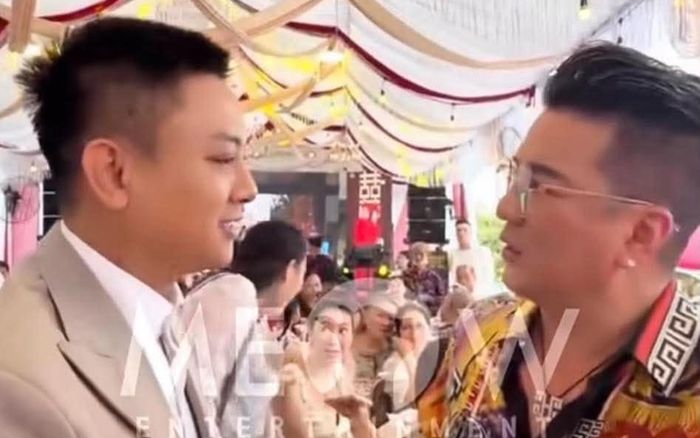 Đàm Vĩnh Hưng tặng phong bì tiền mừng cưới Hoài Lâm
