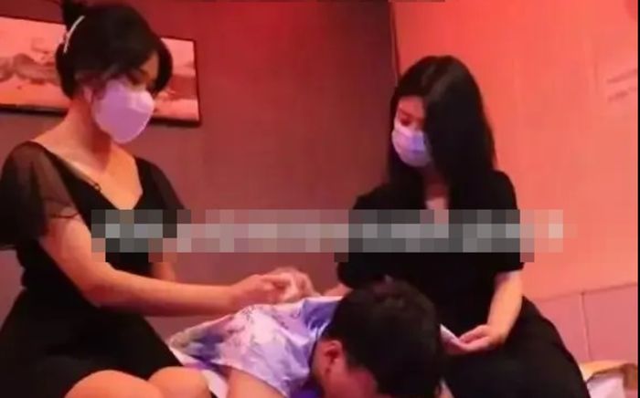 Người đàn ông đến tiệm massage sau chia tay, bất ngờ hành động của hai nữ nhân viên