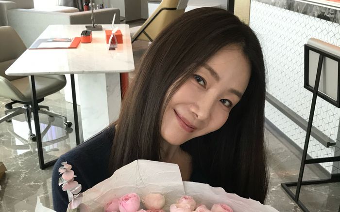 'Nữ hoàng nước mắt' Choi Ji Woo hiếm hoi lộ diện cùng con gái