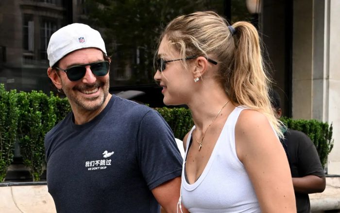 Bradley Cooper và Gigi Hadid tiếp tục đeo nhẫn cưới giữa Paris