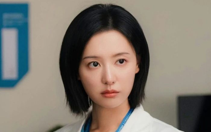 Kim Ji Won cắt tóc sau 10 năm đóng Hậu Duệ Mặt Trời, lý do gây chú ý