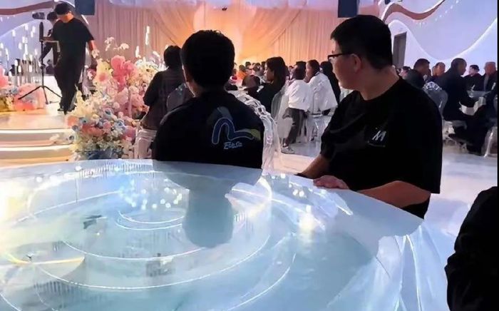 Đi đám cưới cô giáo, phụ huynh học sinh có hành động khiến gia chủ khó xử