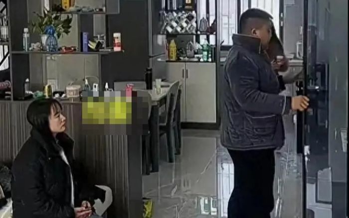 Về nhà chồng cũ lấy đồ, người phụ nữ sững sờ trước cảnh tượng không ngờ