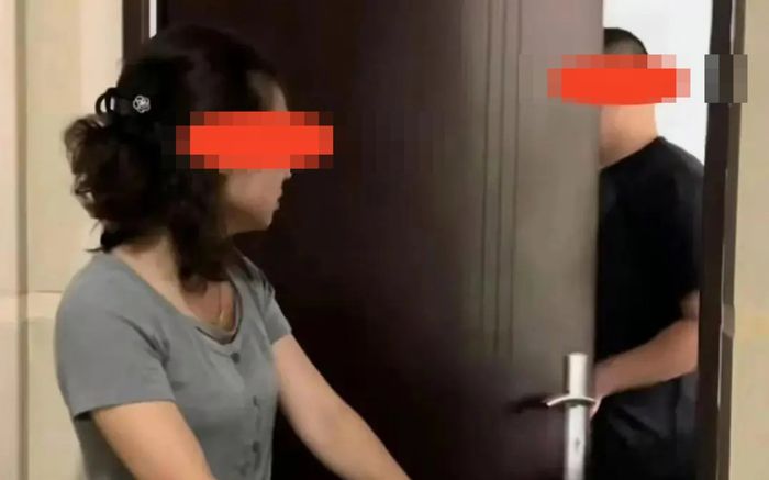 Lén đi du lịch cùng bạn trai cũ, người phụ nữ nhận quyết định cay đắng từ chồng
