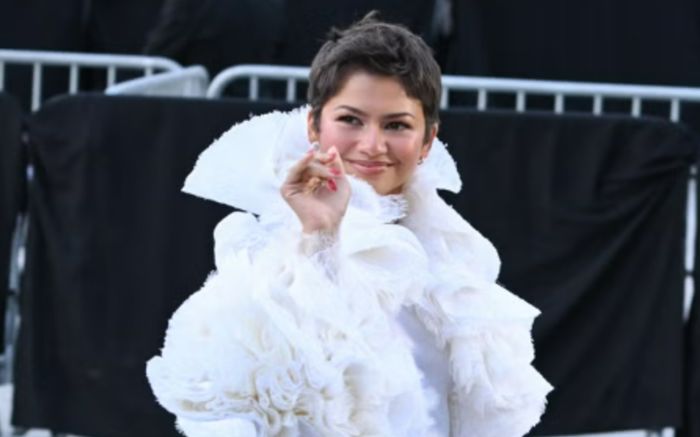 Zendaya gây chú ý với áo khoác bèo nhún