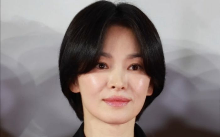Song Hye Kyo bất ngờ xuất hiện trong vòng tay Kang Dong Won ở tuổi 46