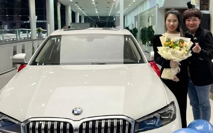 Thương nhân viên đi làm trời rét buốt, bà chủ tặng món quà gây tranh cãi