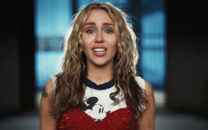 Cú rơi thảm hại của Miley Cyrus