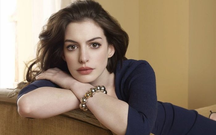 Phim 18+ của Anne Hathaway gây sốt phòng vé