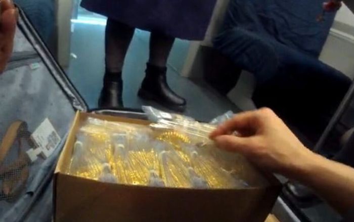 Phát hiện chiếc vali bị bỏ quên, bên trong chứa 12 ký vàng trị giá 70 tỷ đồng