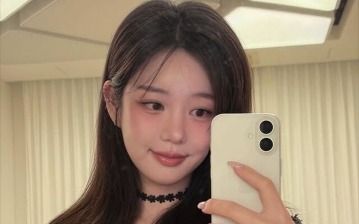 Lee Yoo Bi gây sốt với ảnh tự trang điểm