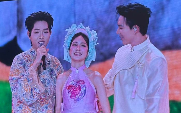 Trực tiếp fan concert Hòa Minzy: 'Sít rịt' gọi tên dàn hậu đình đám, 'Gia đình Hoa dâm bụt' tái hợp đầy xúc động