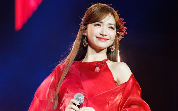 Hòa Minzy tiếp tục gặp 'biến' trong ngày trọng đại