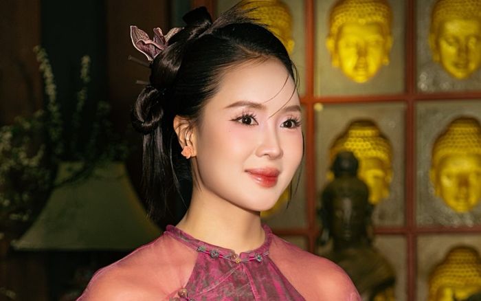 Những lần diện áo dài gây thương nhớ của Hồng Diễm