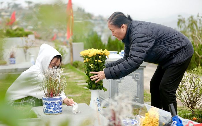Tảo mộ cuối năm: Nét sinh hoạt truyền thống được nhiều gia đình gìn giữ trước Tết Nguyên đán