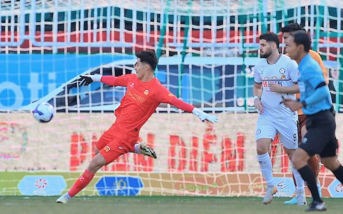 Thủ môn Trần Trung Kiên xuất sắc giúp HAGL thắng 'chung kết ngược'