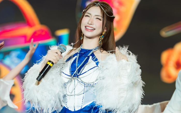 Hòa Minzy đập đồ trên sân khấu fan concert, hàng ngàn khán giả vỡ òa