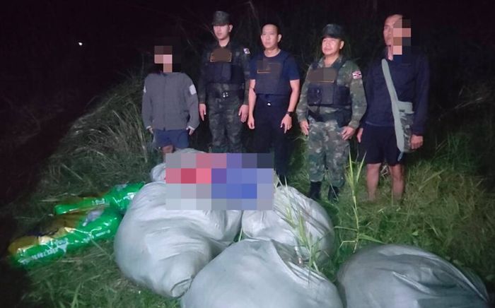 Kiểm tra nhóm thanh viên vận chuyển nhiều bao tải qua sông, xôn xao thứ giấu bên trong