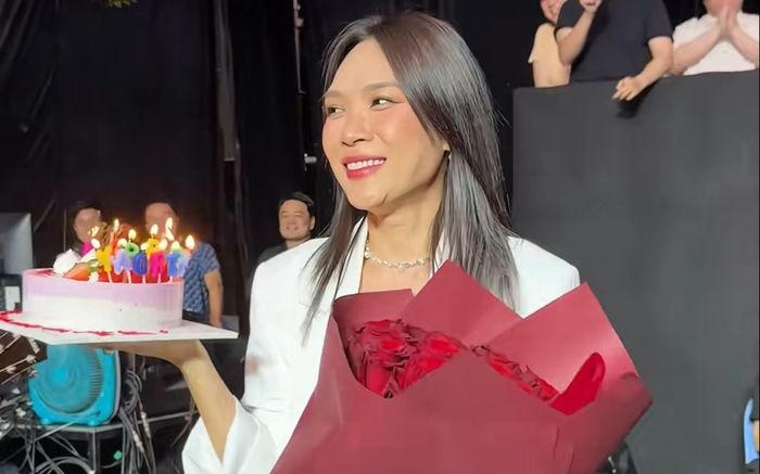 Mỹ Tâm cười tươi rói vì bị 'đánh úp' trong ngày đặc biệt