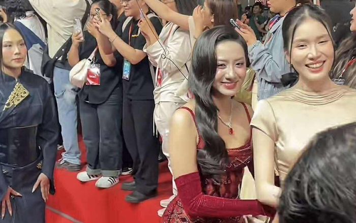 Mai Phương phản ứng khi chạm mặt Hoa hậu Hà Trúc Linh và Á hậu Phương Anh