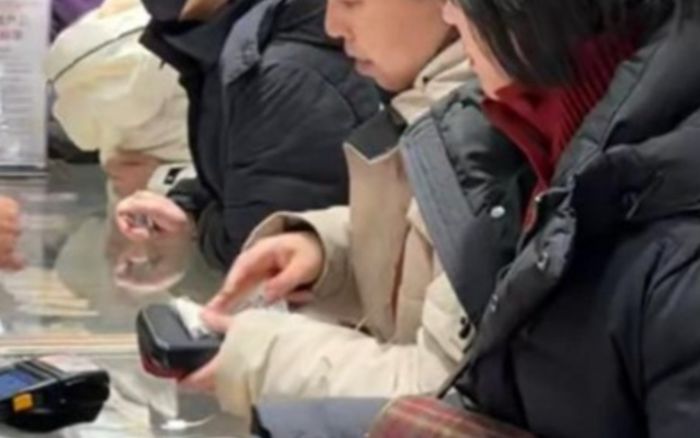 Mẹ ruột lén bán hết vàng tích cóp 15 năm của con trai lớn, lấy tiền cho con trai út