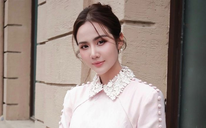 Huyền Lizzie dịu dàng đón xuân trong tà áo dài