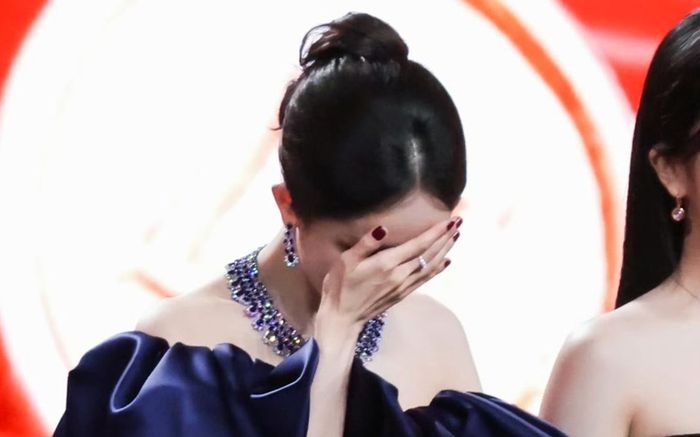 Chưa kịp xướng tên đã ăn mừng: Dương Mịch gây tranh cãi vì hụt đề cử Kim Tượng