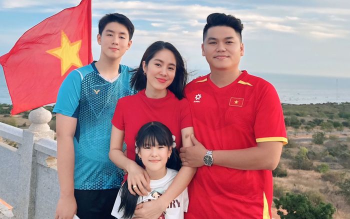 Vợ chồng Lê Phương đưa 2 con về quê nội trước Tết