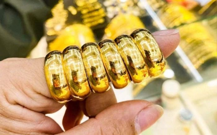 Giá vàng hôm nay (12/2): Vàng nhẫn diễn biến khó lường, người mua đứng ngồi không yên