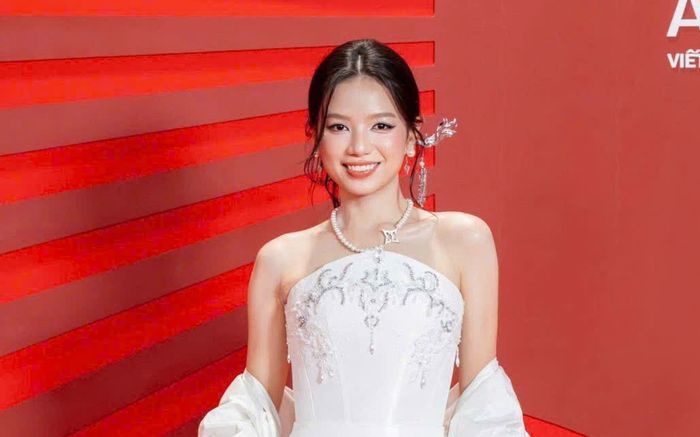 'Mỹ nhân Mưa Đỏ' gây bão với loạt ảnh đời thường ngày cận Tết