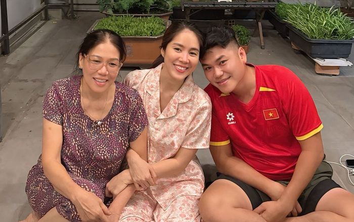 Diễn viên Lê Phương thân thiết bên mẹ chồng ngay mùa Tết