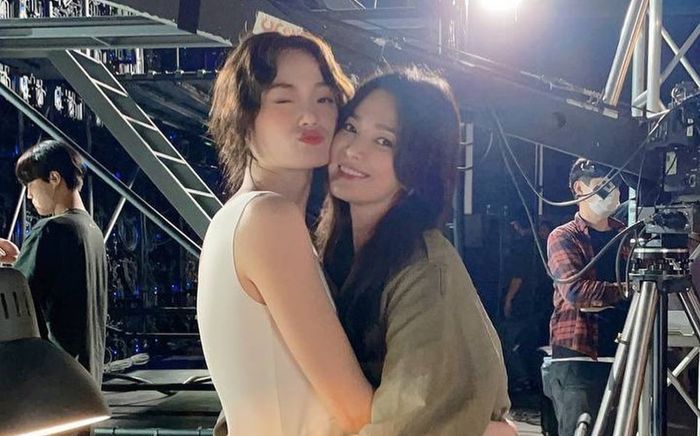 Tấm ảnh tiết lộ mối quan hệ của Song Hye Kyo với một người mẫu hàng đầu