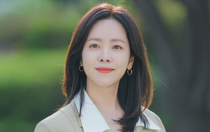 Han Ji Min gây sốt với tạo hình táo bạo, khoe lưng trần quyến rũ