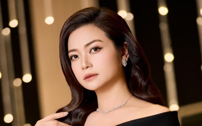 Những màn lấn sân thời trang táo bạo của NSƯT Kiều Anh