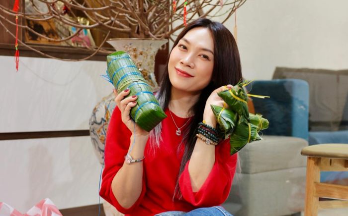 Mỹ Tâm về nhà đón Tết, tự tay gói bánh cực khéo