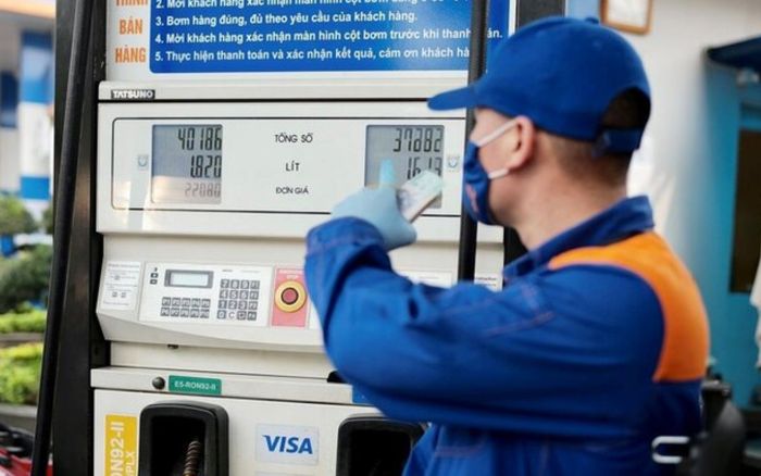 Giá xăng dầu hôm nay 14/2: Tiếp tục giảm