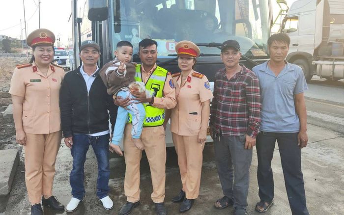 Xe khách bốc cháy ngày giáp Tết, 39 hành khách được giải cứu kịp thời