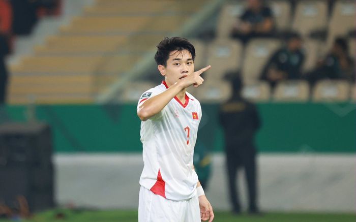 Đình Bắc vượt mặt Hoà Minzy và Trấn Thành dẫn đầu bảng xếp hạng