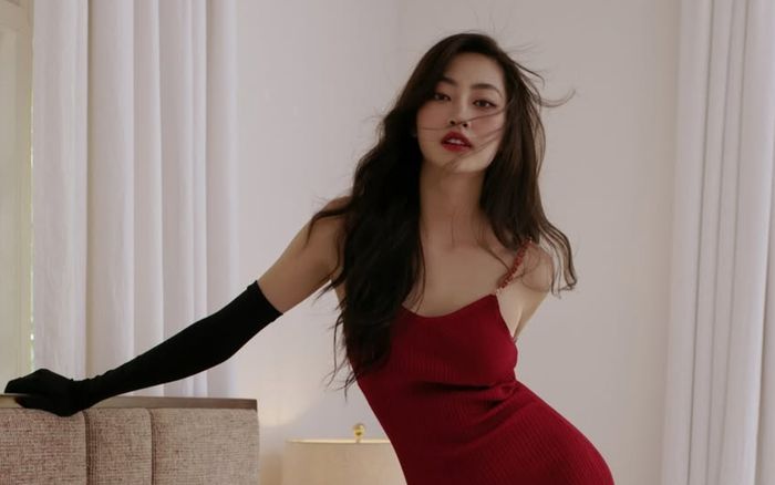 Lương Thùy Linh tung ảnh diện váy hai dây đỏ rực, tạo dáng nóng bỏng