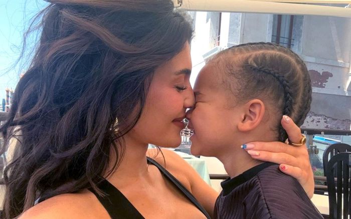 Người mẫu Kylie Jenner công khai con trai 4 tuổi giữa tin đồn kết hôn với Timothée Chalamet