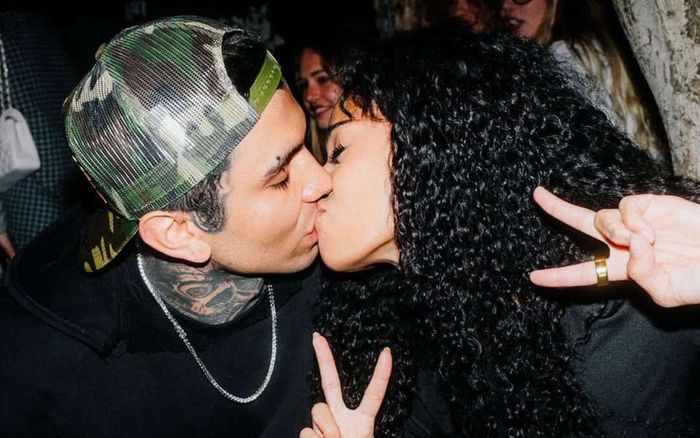 Nữ ca sĩ sinh năm 2002 lộ ảnh hôn môi bạn trai tin đồn