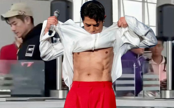 Nam ca sĩ 60 tuổi lộ ngoại hình gây xôn xao tại sân bay