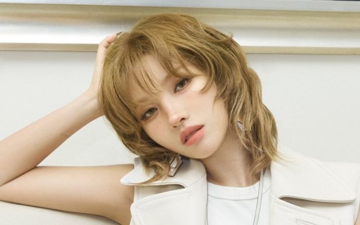 Nữ ca sĩ nổi tiếng 'ngụy trang' túi xách làm vòng cổ