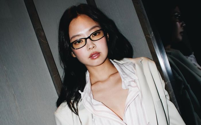 Jennie (BLACKPINK) gây sốt với cách phối đồ khác lạ