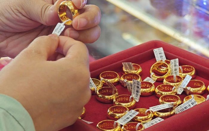 Giá vàng hôm nay (16/2): Vàng nhẫn nóng rực tay, lãi chưa thấy đã lo rủi ro