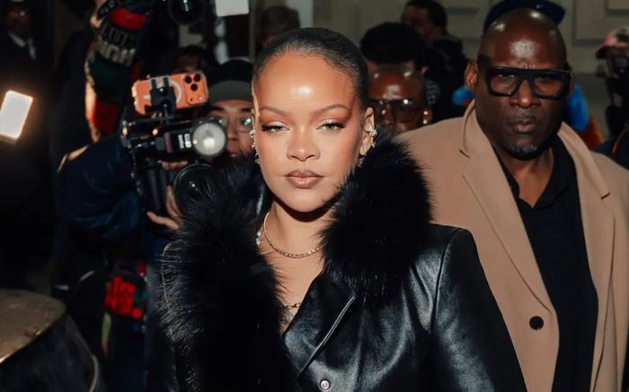 Nữ ca sĩ Rihana gặp sự cố trang phục gây 'đỏ mặt', cách xử lý đầy bất ngờ