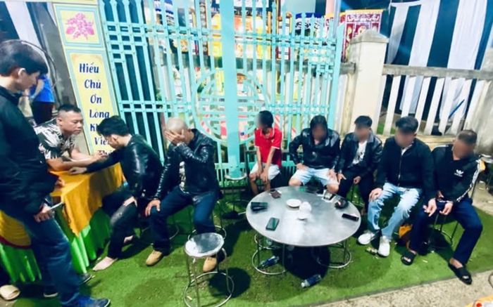 Công an bắt quả tang hành vi đáng xấu hổ của 4 người đàn ông đúng ngày Valentine