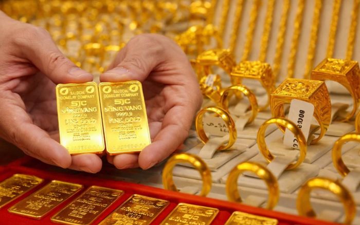 Tin tài chính hôm nay 17/2: Vàng rơi khỏi mốc 5.000 USD, SJC neo 181 triệu đồng, USD ổn định